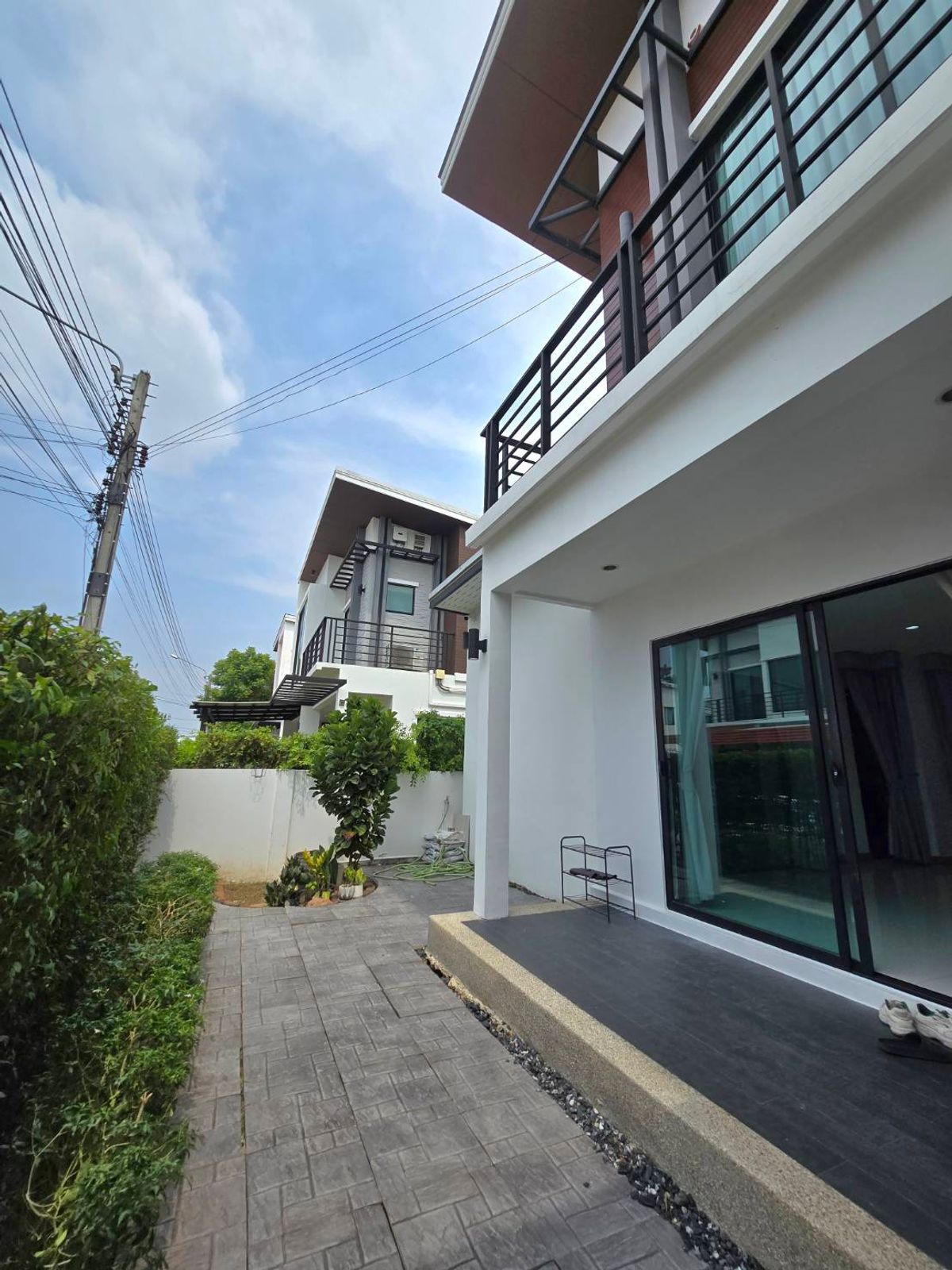For RentHouseLadkrabang, Suwannaphum Airport : Rent a 2 -storey detached house, 51 sq.w., Chaloem Phrakiat Rama 9 Rd.