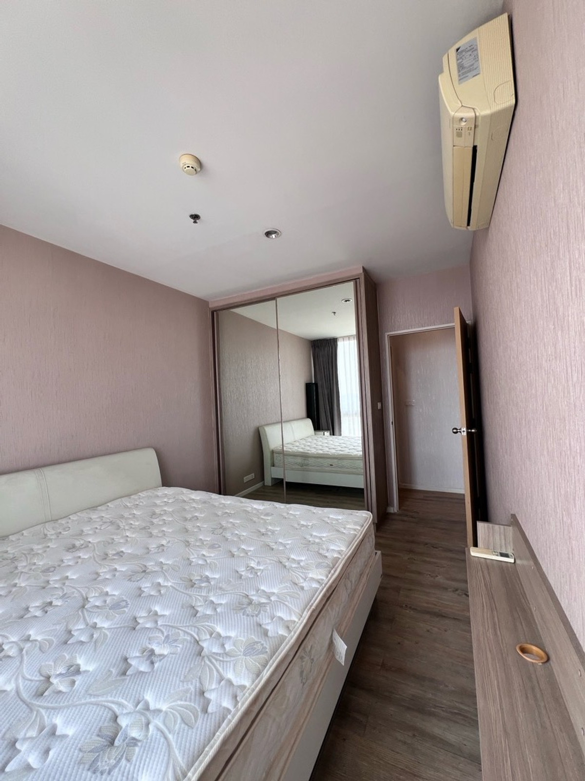 For SaleCondoLadprao, Central Ladprao : 📌Condo for sale: The Issara Lat Phrao, 1 bedroom, 1 bathroom, 35 sq m., selling for 2.85 MB, beautiful room, high floor, quiet, shady. Call: 088-753-2858 Prai
