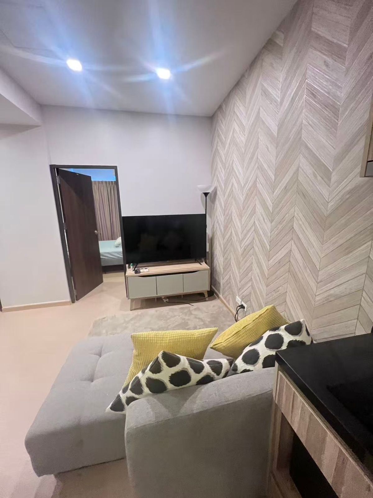 For RentCondoRatchathewi,Phayathai : NOBLE Reventirathai Condo Rental Condo, complete with nearby Phaya Thai BTS !!