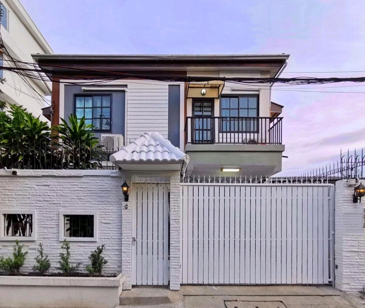 For RentHousePattanakan, Srinakarin : 🏡 2 -storey detached house in the heart of Onnut! Rent and is only 1.4 km near BTS.