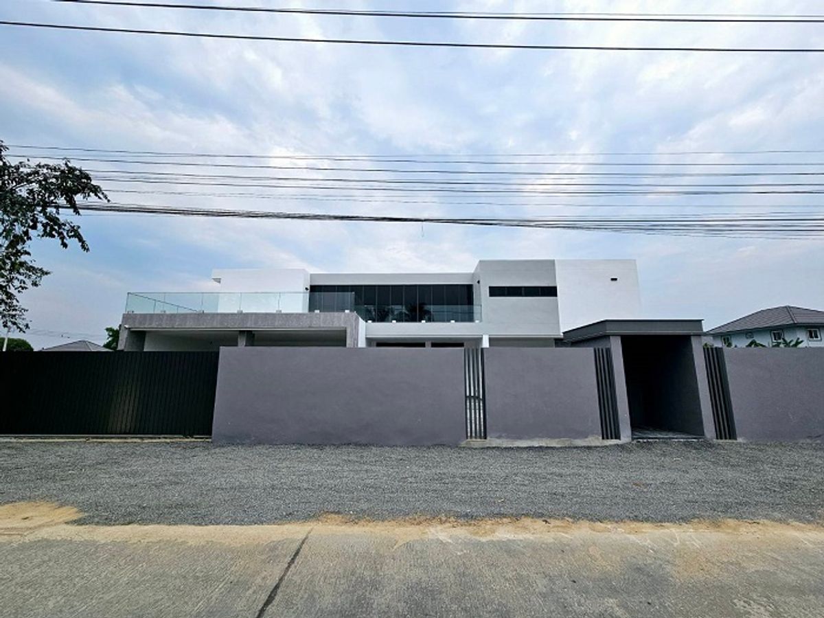 For SaleHouseChiang Mai : Modern house for sale in the big luxury 200 sq.who, with a 2 -round swimming pool, Doi Saket, Chiang Mai.