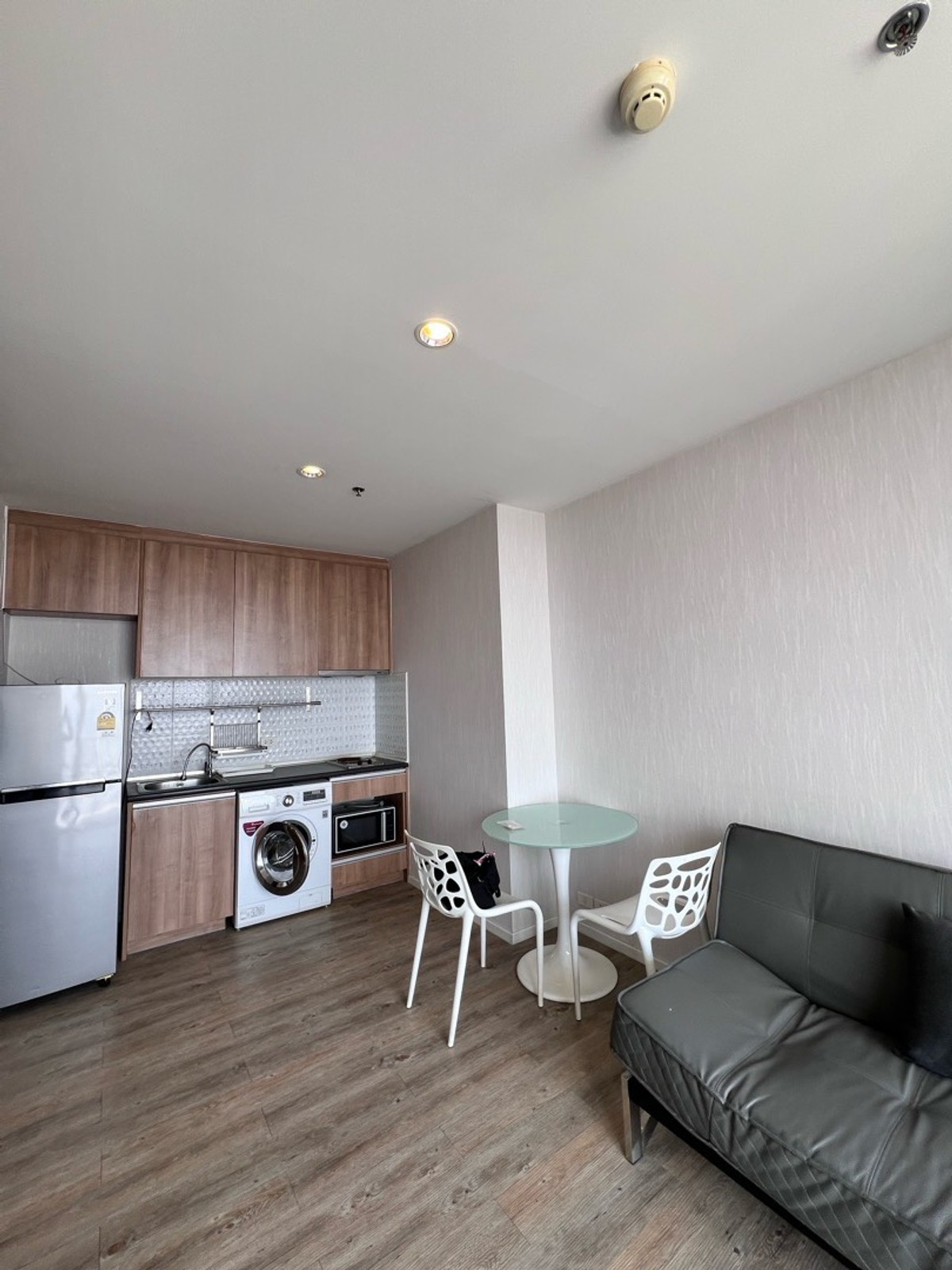 For SaleCondoLadprao, Central Ladprao : 📌Condo for sale: The Issara Lat Phrao, 1 bedroom, 1 bathroom, 35 sq m., selling for 2.85 MB, beautiful room, high floor, quiet, shady. Call: 088-753-2858 Prai