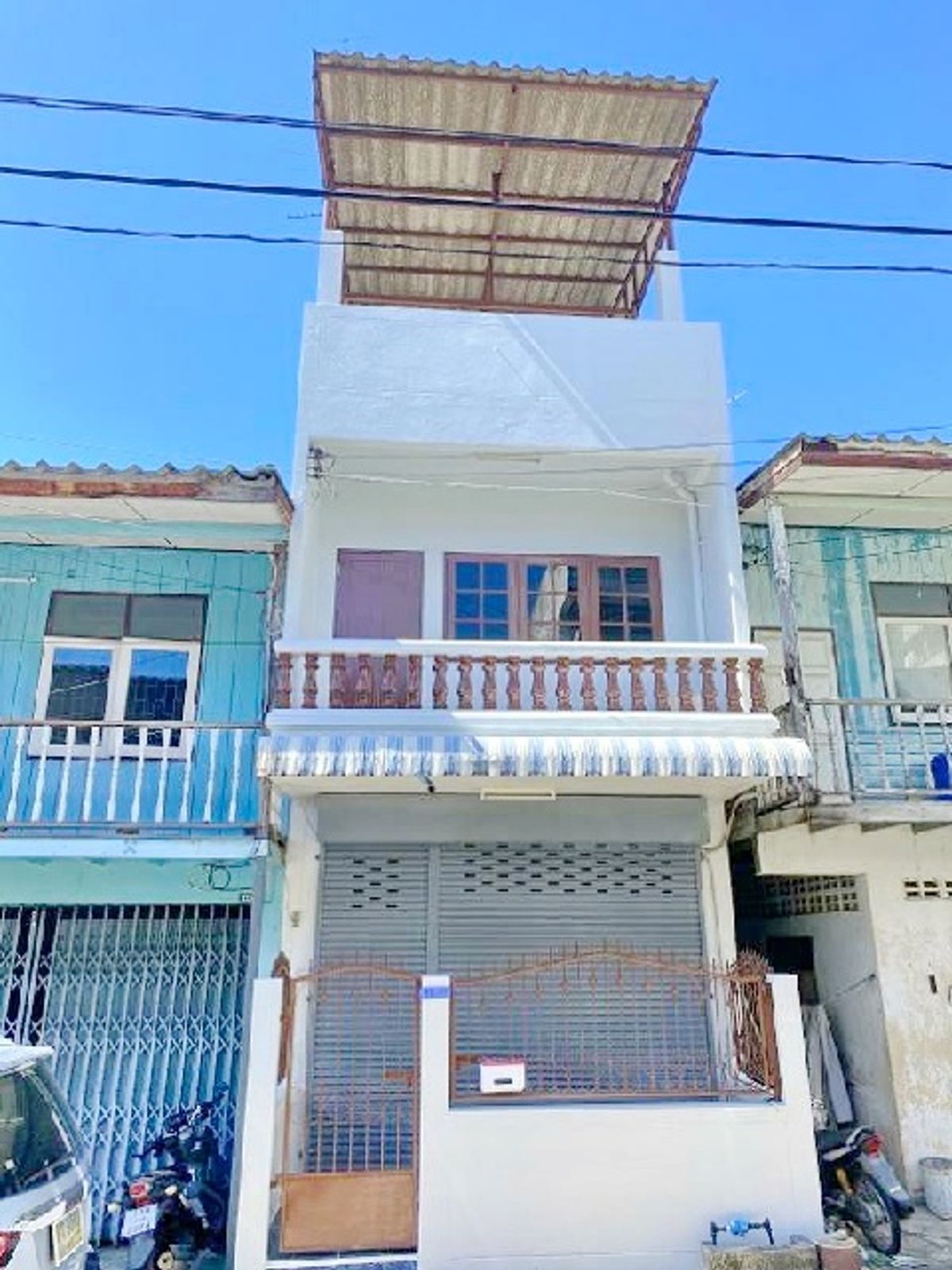 For RentShop HousePattaya, Bangsaen, Chonburi : 1 km Walking Street Market, Robinson Island, Sriracha 1 km. Rent a 3 -story townhome with a roof 19 sq.w. 219 sq. M.