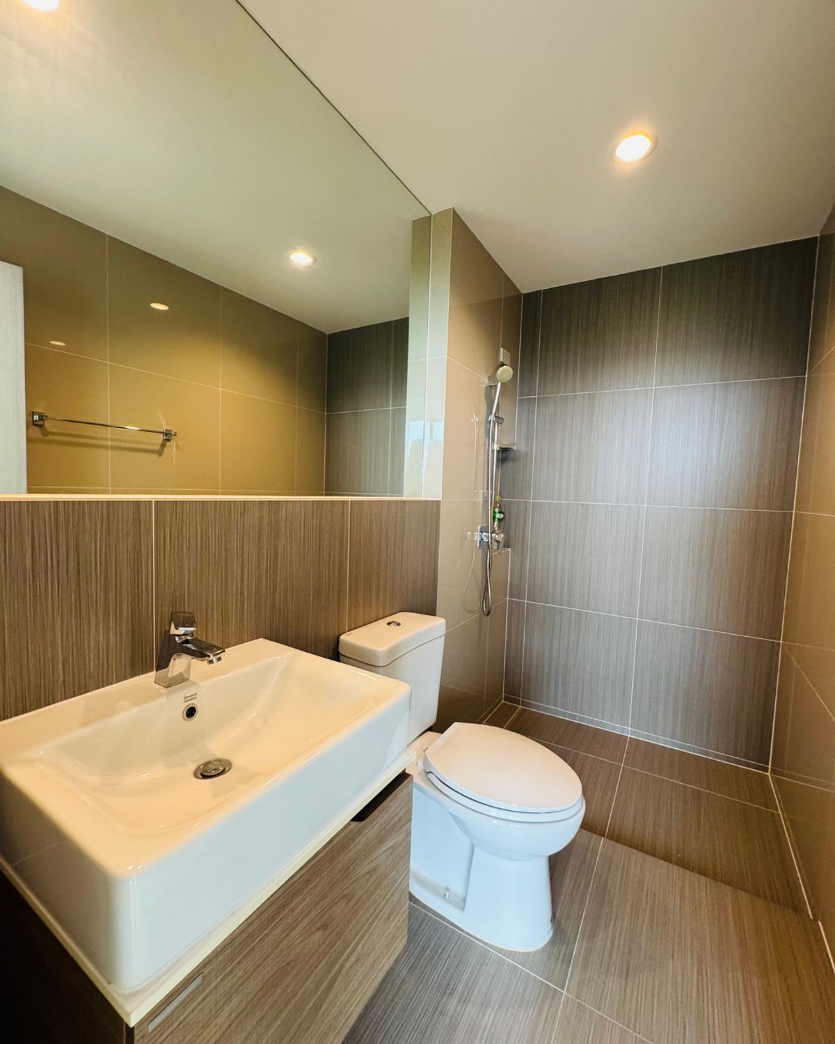 ขายทาวน์โฮมพัฒนาการ ศรีนครินทร์ : ขายขาดทุน! ทาวน์โฮมหรู 3.5 ชั้น แปลงมุม โครงการ Nirvana Define ศรีนครินทร์–พระราม 9