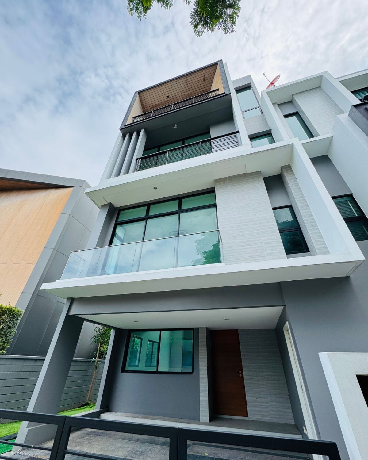 For SaleTownhomePattanakan, Srinakarin : 🔥 For Urgent Sale! 3.5-Storey Corner Townhome at Nirvana Define Srinagarindra–Rama 9