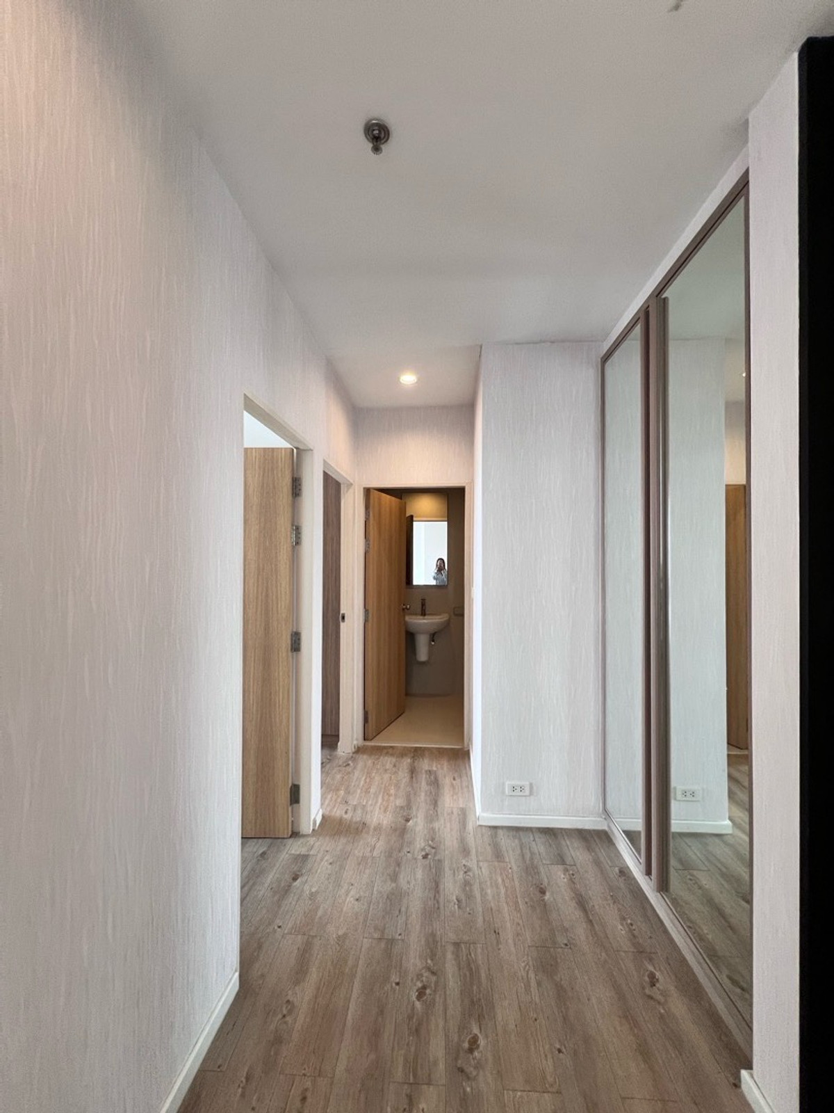 For SaleCondoLadprao, Central Ladprao : 📌Condo for sale: The Issara Lat Phrao, 1 bedroom, 1 bathroom, 35 sq m., selling for 2.85 MB, beautiful room, high floor, quiet, shady. Call: 088-753-2858 Prai
