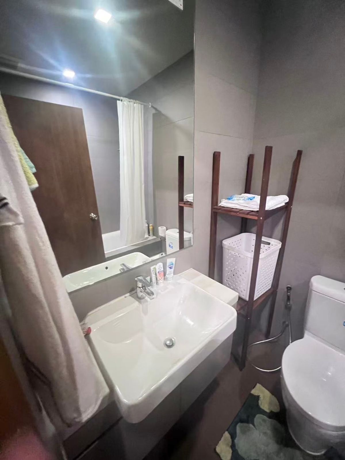 For RentCondoRatchathewi,Phayathai : NOBLE Reventirathai Condo Rental Condo, complete with nearby Phaya Thai BTS !!