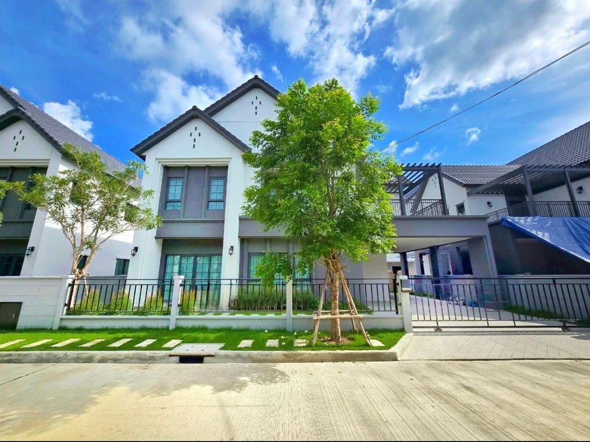 For RentHouseBangna, Bearing, Lasalle : Rent a detached house, The City, Bangna, 4 bedrooms, Type house, the largest near the garden.