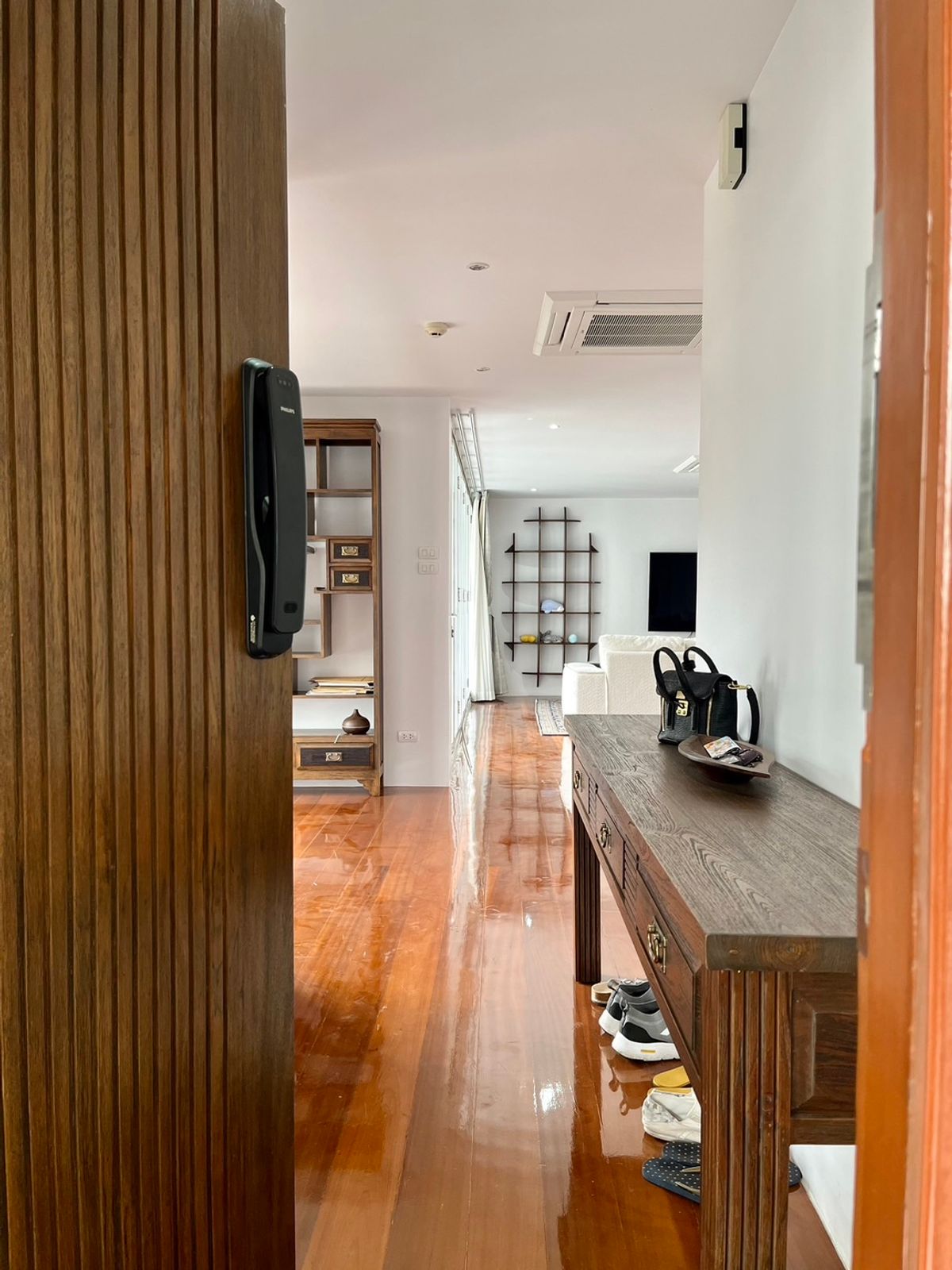 คอนโดสุขุมวิท อโศก ทองหล่อ : 3 นอน 3 น้ำ 248 ตารางเมตร แต่งแนว Minimal Modern เรียบหรู ซ่อนตัวอยู่ในซอยตันช่วงประสานมิตร เพื่อความเป็นส่วนตัวสูงสุด 2 ยูนิตต่อชั้น 