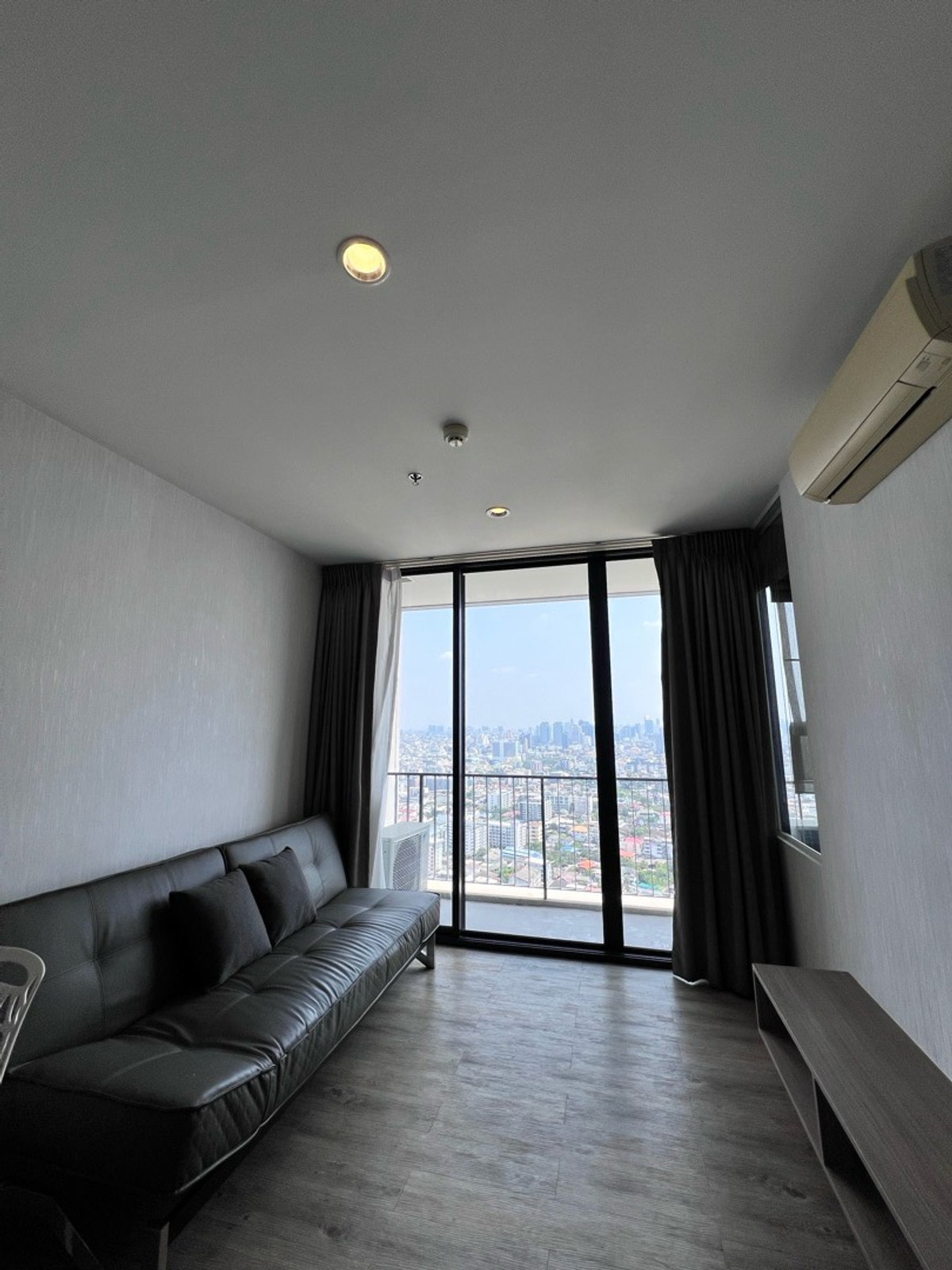 For SaleCondoLadprao, Central Ladprao : 📌Condo for sale: The Issara Lat Phrao, 1 bedroom, 1 bathroom, 35 sq m., selling for 2.85 MB, beautiful room, high floor, quiet, shady. Call: 088-753-2858 Prai