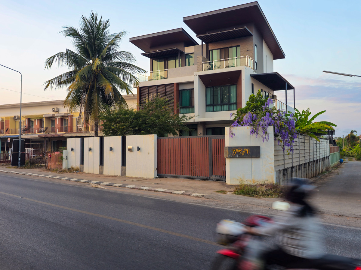For SaleHouseKhon Kaen : Luxury 3-Storey Detached House | Prime Location Near Mittraphap Road & Khon Kaen University