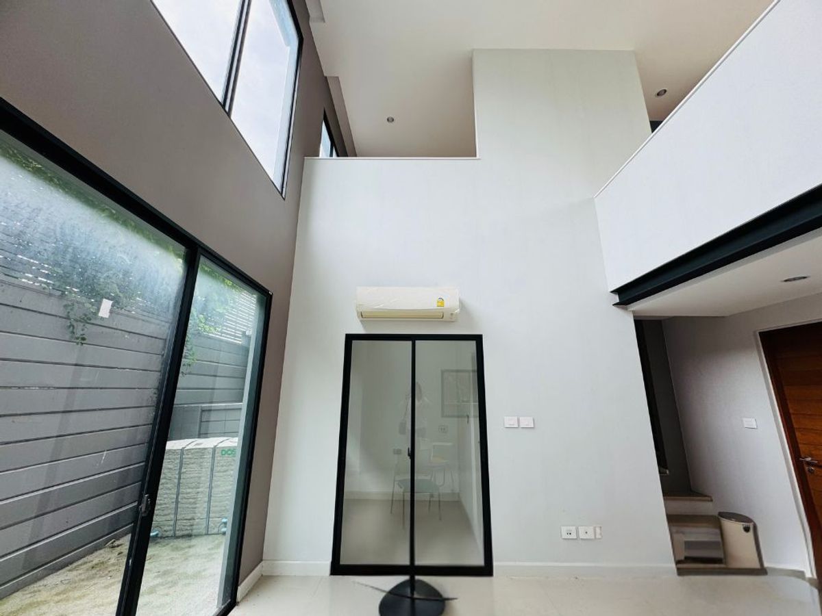 ขายทาวน์โฮมพัฒนาการ ศรีนครินทร์ : ขายขาดทุน! ทาวน์โฮมหรู 3.5 ชั้น แปลงมุม โครงการ Nirvana Define ศรีนครินทร์–พระราม 9