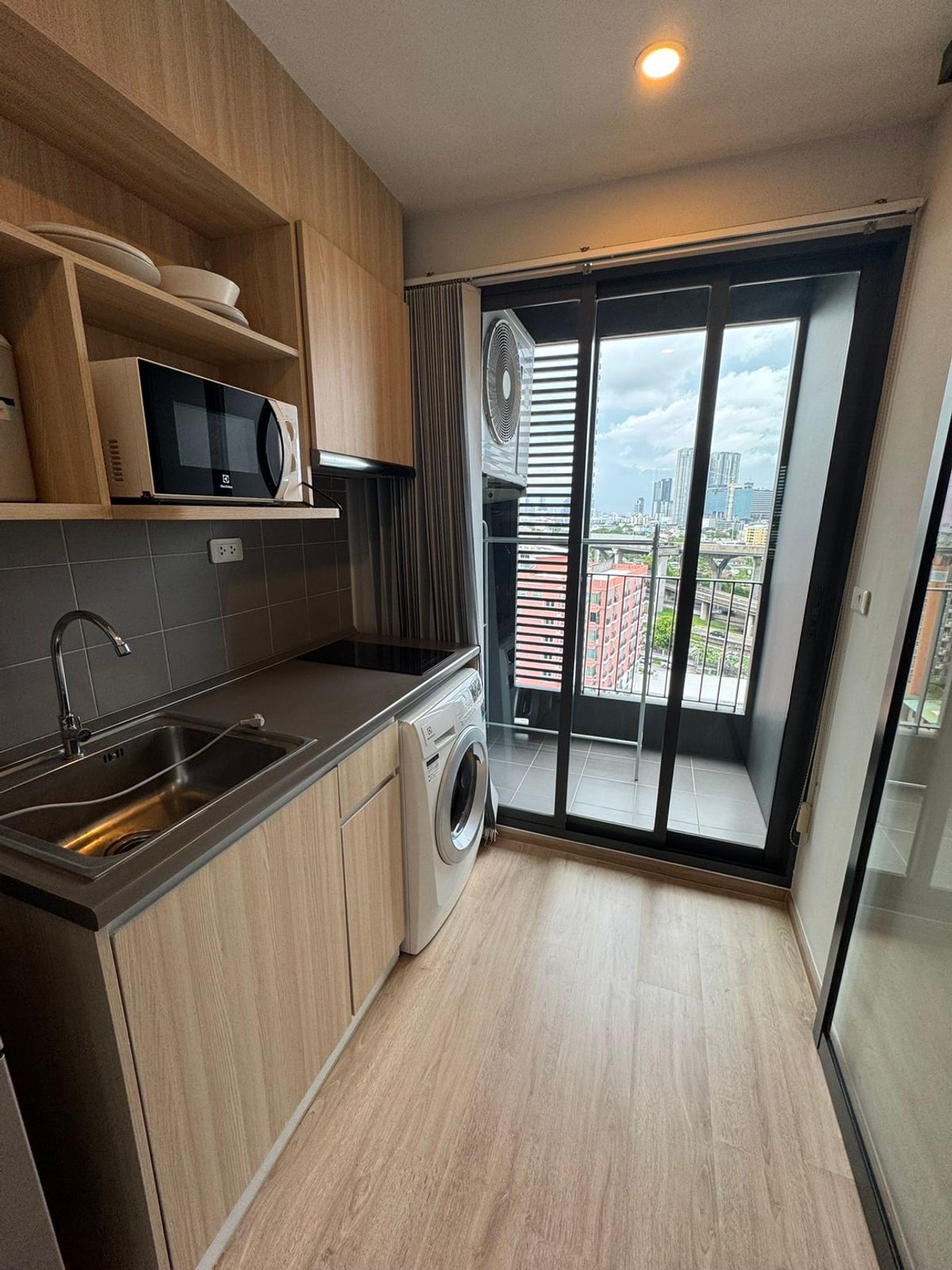 For RentCondoBangna, Bearing, Lasalle : For rent Condo IDEO O2 🚆BTS Bangna Furniture Electric Appliances ready ✨