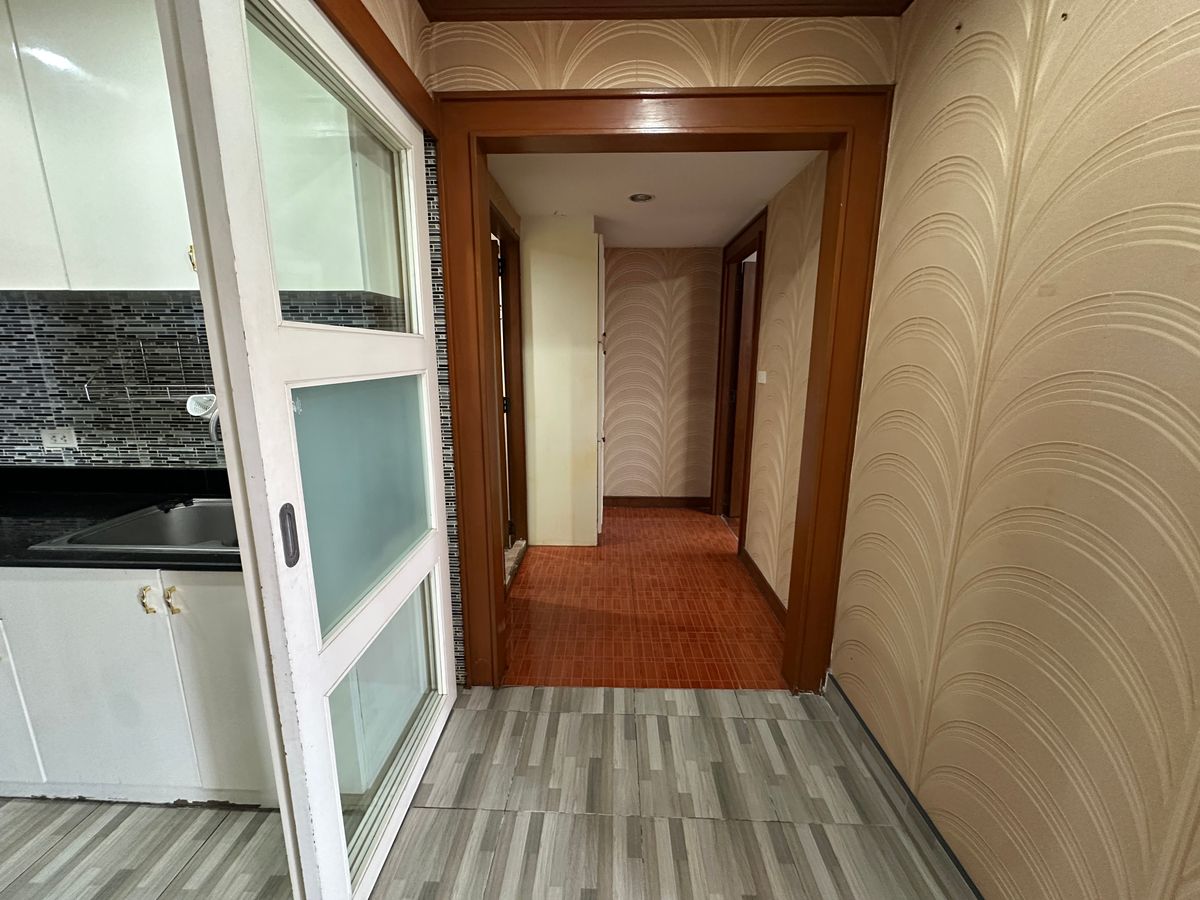 For SaleCondoSilom, Saladaeng, Bangrak : ✨ Siphaya River View – Luxury Riverside Condo Spacious 3-bedroom unit with private parking, perfect for families. Prime location with easy access — just 900 meters to MRT Hua Lamphong.