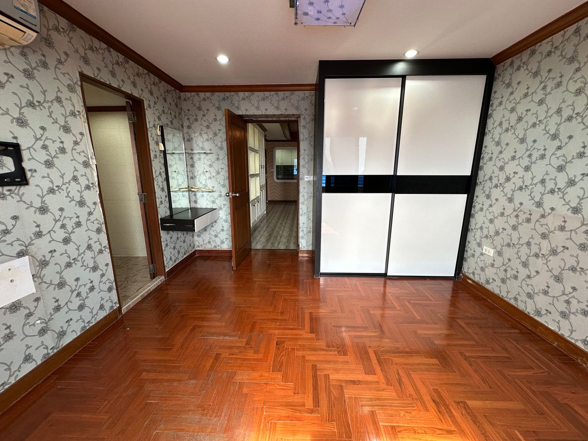 For SaleCondoSilom, Saladaeng, Bangrak : ✨ Siphaya River View – Luxury Riverside Condo Spacious 3-bedroom unit with private parking, perfect for families. Prime location with easy access — just 900 meters to MRT Hua Lamphong.