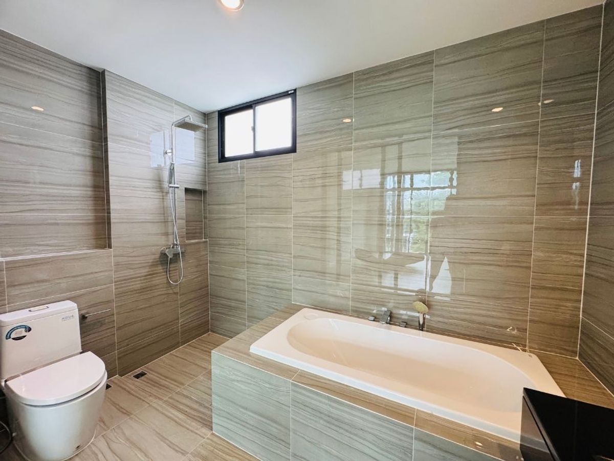 For SaleTownhomePattanakan, Srinakarin : Urgent sale! Nirvana Define corner townhome, Srinakarin - Rama 9 project, next to the main road, Krungthep Kreetha, convenient to travel near the city near the sky train!  Big house Type C - Define230 • 3.5 Townhome, Land Area 31.9 sq.w. Usable area 230 s