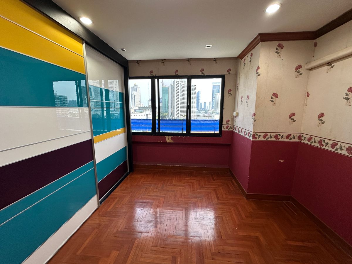 For SaleCondoSilom, Saladaeng, Bangrak : ✨ Siphaya River View – Luxury Riverside Condo Spacious 3-bedroom unit with private parking, perfect for families. Prime location with easy access — just 900 meters to MRT Hua Lamphong.