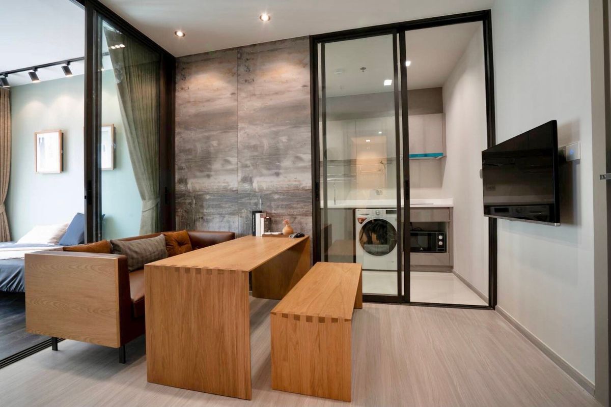 For RentCondoRama9, Petchburi, RCA : Condo, 12th floor, with beautiful decorative furniture for rent in Rama 9-Phetchaburi, new cut near MRT Rama 9, only 600 meters.