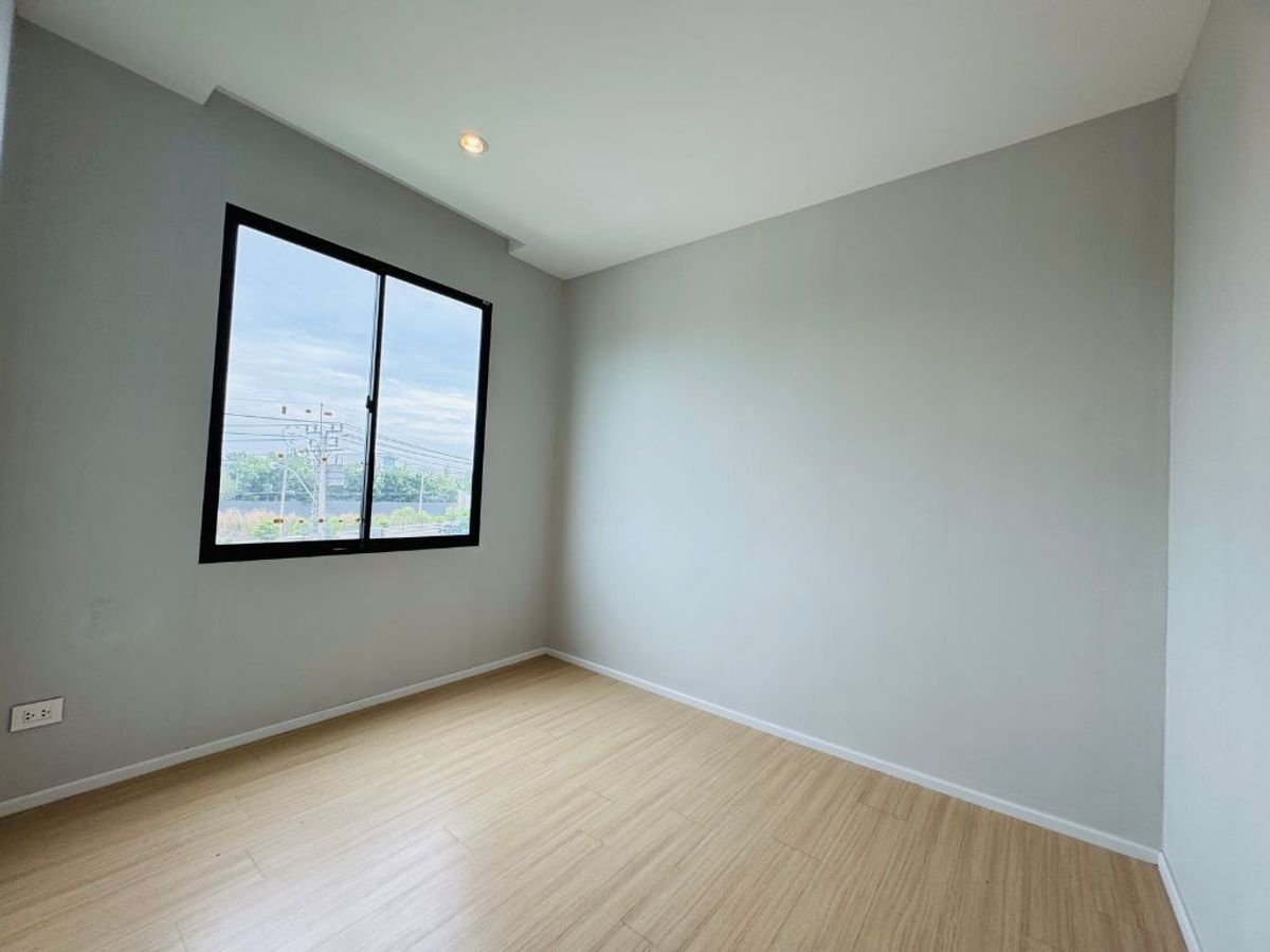 For SaleTownhomePattanakan, Srinakarin : Urgent sale! Nirvana Define corner townhome, Srinakarin - Rama 9 project, next to the main road, Krungthep Kreetha, convenient to travel near the city near the sky train!  Big house Type C - Define230 • 3.5 Townhome, Land Area 31.9 sq.w. Usable area 230 s