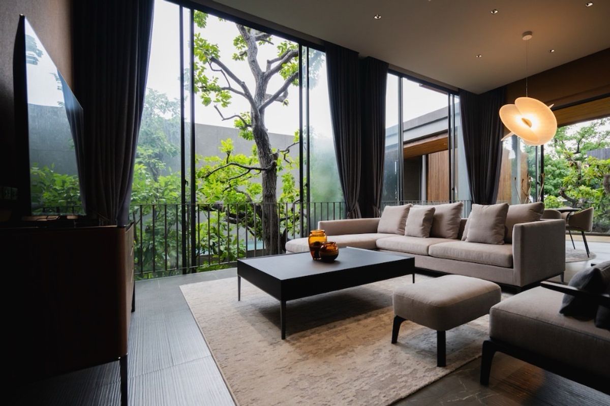 ขายบ้านโชคชัย4 ลาดพร้าว71 : 📢👇 ขายบ้านหรู  3 ชั้น พร้อมลิฟต์ และ สระว่ายน้ำ  สวนกลางบ้าน พร้อมม่านน้ำตก ทำเลดี เงียบสงบ เดินทางสะดวก ใกล้ทางด่วน 