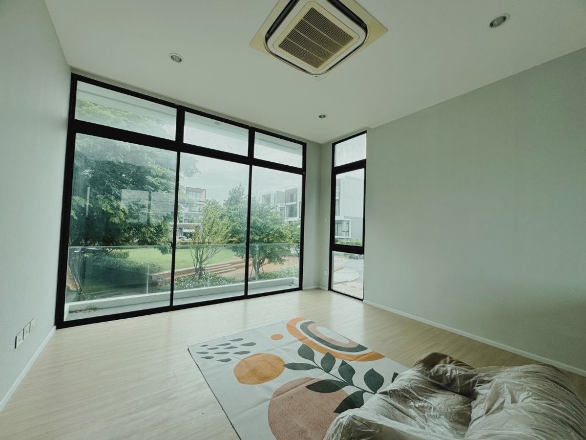 For SaleTownhomePattanakan, Srinakarin : Urgent sale! Nirvana Define corner townhome, Srinakarin - Rama 9 project, next to the main road, Krungthep Kreetha, convenient to travel near the city near the sky train!  Big house Type C - Define230 • 3.5 Townhome, Land Area 31.9 sq.w. Usable area 230 s