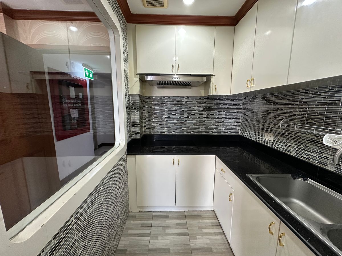 For SaleCondoSilom, Saladaeng, Bangrak : ✨ Siphaya River View – Luxury Riverside Condo Spacious 3-bedroom unit with private parking, perfect for families. Prime location with easy access — just 900 meters to MRT Hua Lamphong.