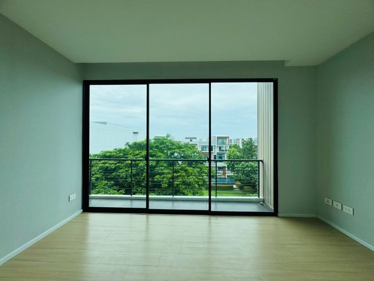 For SaleTownhomePattanakan, Srinakarin : Urgent sale! Nirvana Define corner townhome, Srinakarin - Rama 9 project, next to the main road, Krungthep Kreetha, convenient to travel near the city near the sky train!  Big house Type C - Define230 • 3.5 Townhome, Land Area 31.9 sq.w. Usable area 230 s