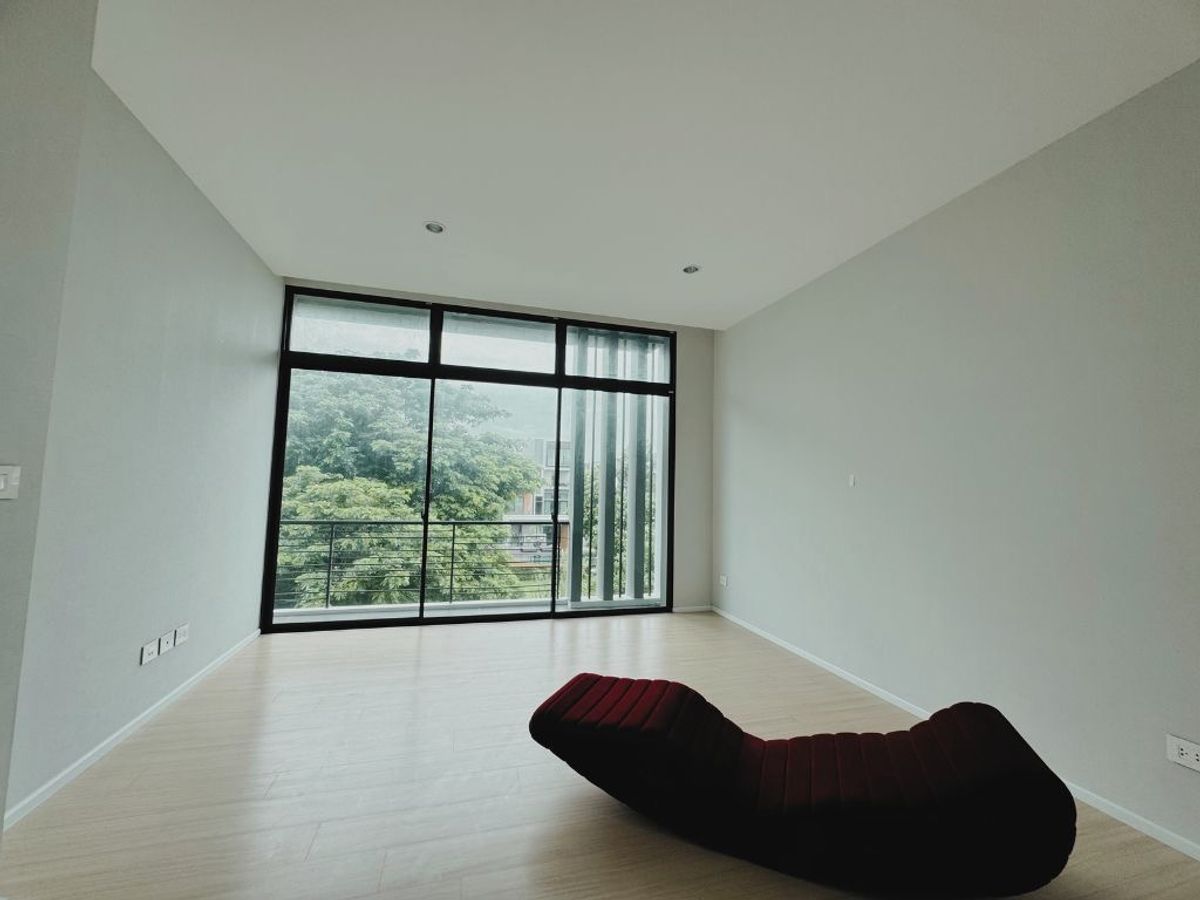 For SaleTownhomePattanakan, Srinakarin : Urgent sale! Nirvana Define corner townhome, Srinakarin - Rama 9 project, next to the main road, Krungthep Kreetha, convenient to travel near the city near the sky train!  Big house Type C - Define230 • 3.5 Townhome, Land Area 31.9 sq.w. Usable area 230 s