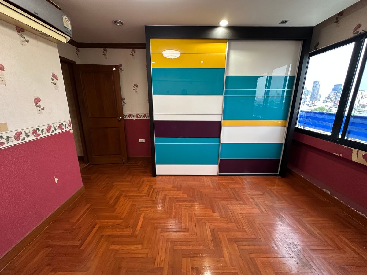 For SaleCondoSilom, Saladaeng, Bangrak : ✨ Siphaya River View – Luxury Riverside Condo Spacious 3-bedroom unit with private parking, perfect for families. Prime location with easy access — just 900 meters to MRT Hua Lamphong.