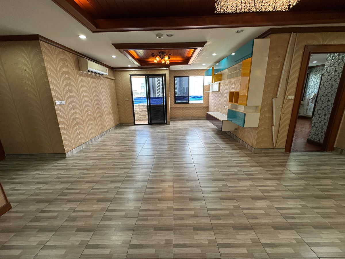 For SaleCondoSilom, Saladaeng, Bangrak : ✨ Siphaya River View – Luxury Riverside Condo Spacious 3-bedroom unit with private parking, perfect for families. Prime location with easy access — just 900 meters to MRT Hua Lamphong.