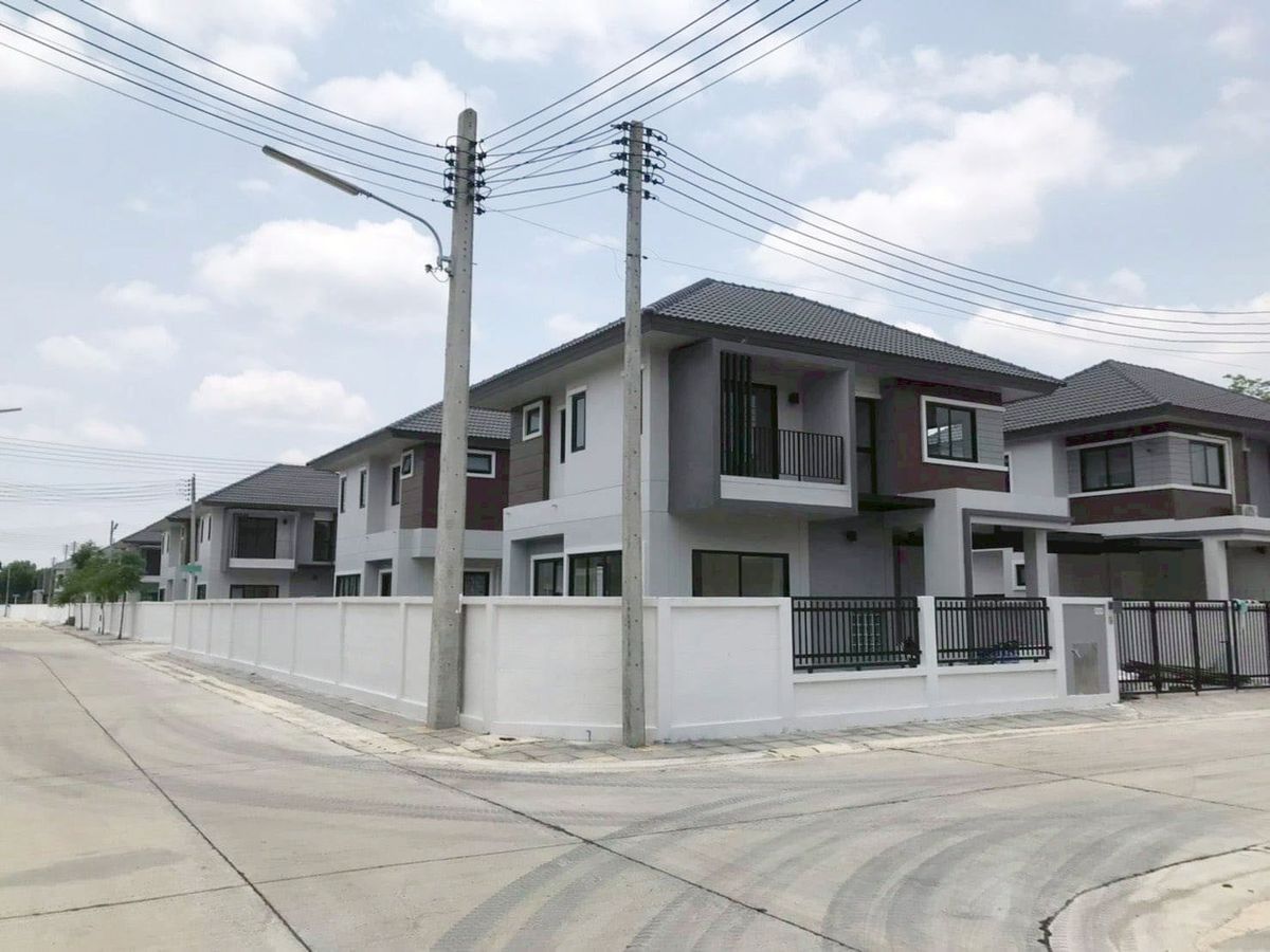 For RentHouseChiang Mai : House in the project Rent 23,000 baht per month, near Charoen Charoen Market, only 5 minutes. No.13H616