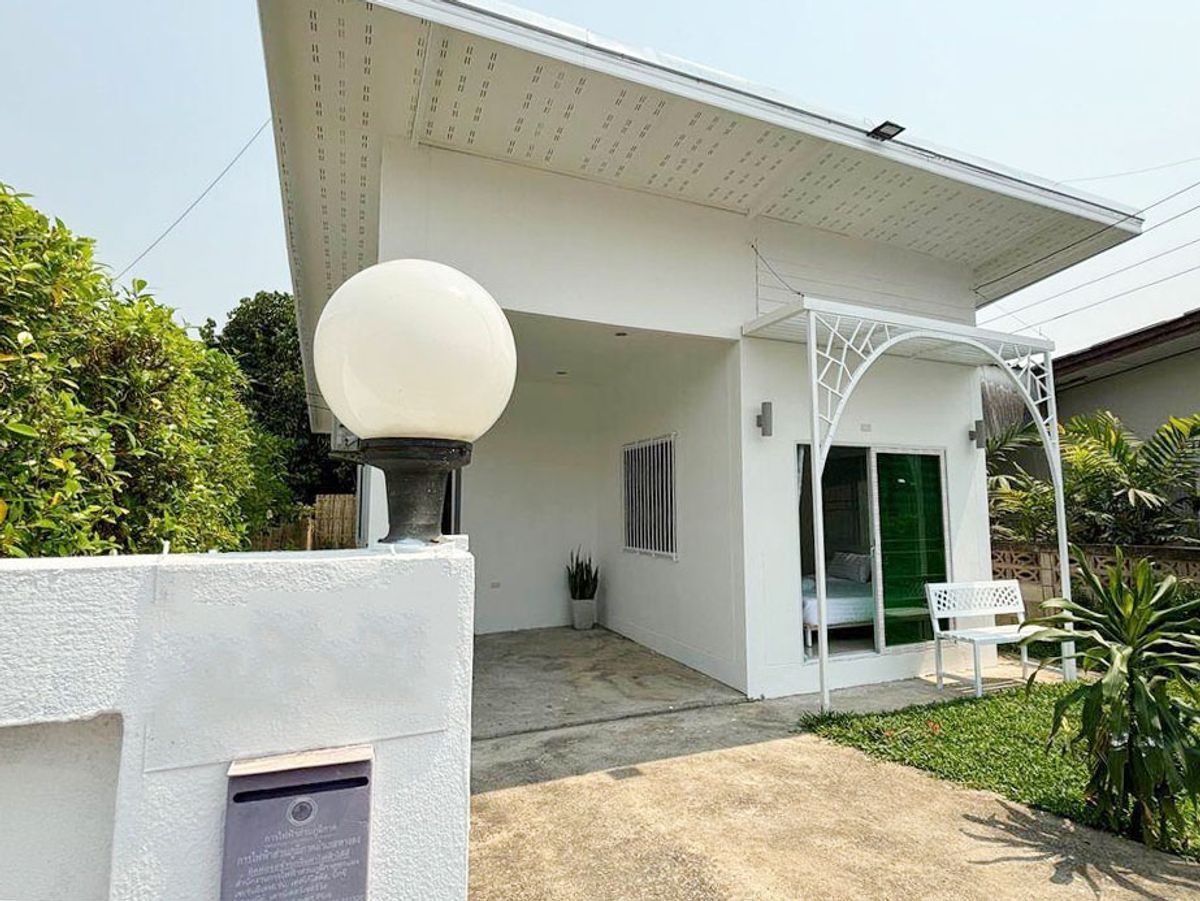 For RentHouseChiang Mai : House for rent 12,000 baht per month. Travel only 5 minutes to the Denner International School No..14H692.
