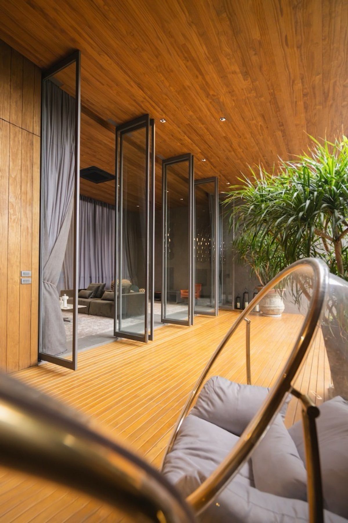 ขายบ้านโชคชัย4 ลาดพร้าว71 : 📢👇 ขายบ้านหรู  3 ชั้น พร้อมลิฟต์ และ สระว่ายน้ำ  สวนกลางบ้าน พร้อมม่านน้ำตก ทำเลดี เงียบสงบ เดินทางสะดวก ใกล้ทางด่วน 