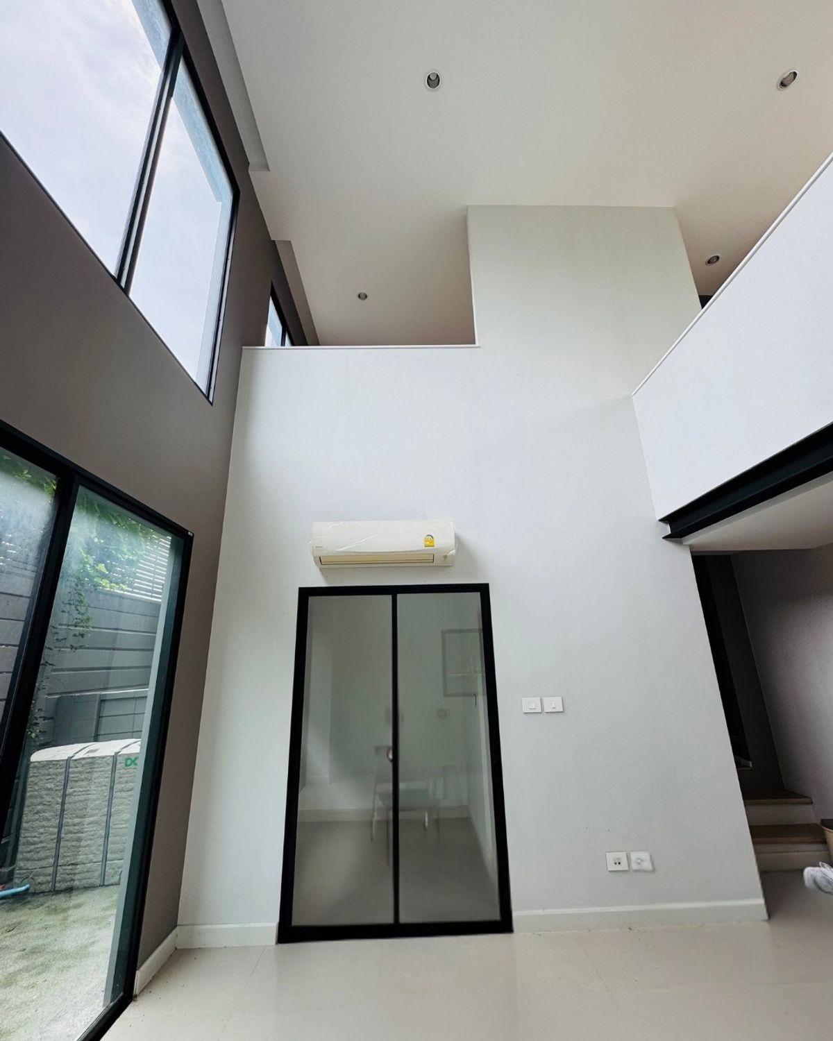 For SaleTownhomePattanakan, Srinakarin : Urgent sale! Nirvana Define corner townhome, Srinakarin - Rama 9 project, next to the main road, Krungthep Kreetha, convenient to travel near the city near the sky train!  Big house Type C - Define230 • 3.5 Townhome, Land Area 31.9 sq.w. Usable area 230 s