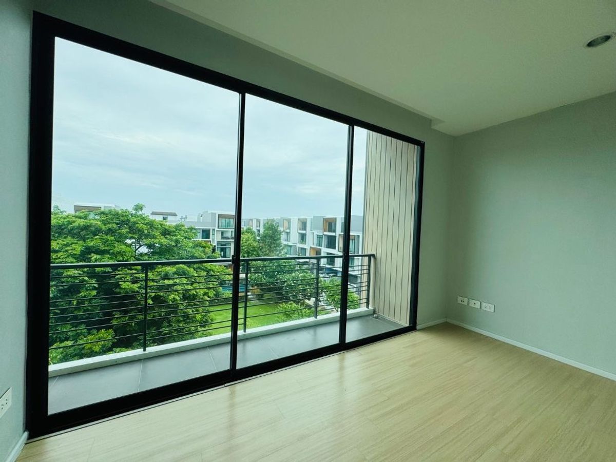 For SaleTownhomePattanakan, Srinakarin : Urgent sale! Nirvana Define corner townhome, Srinakarin - Rama 9 project, next to the main road, Krungthep Kreetha, convenient to travel near the city near the sky train!  Big house Type C - Define230 • 3.5 Townhome, Land Area 31.9 sq.w. Usable area 230 s