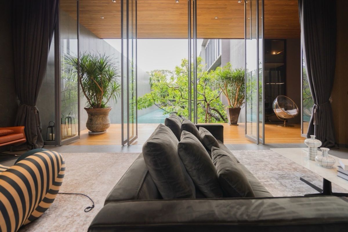 ขายบ้านโชคชัย4 ลาดพร้าว71 : 📢👇 ขายบ้านหรู  3 ชั้น พร้อมลิฟต์ และ สระว่ายน้ำ  สวนกลางบ้าน พร้อมม่านน้ำตก ทำเลดี เงียบสงบ เดินทางสะดวก ใกล้ทางด่วน 