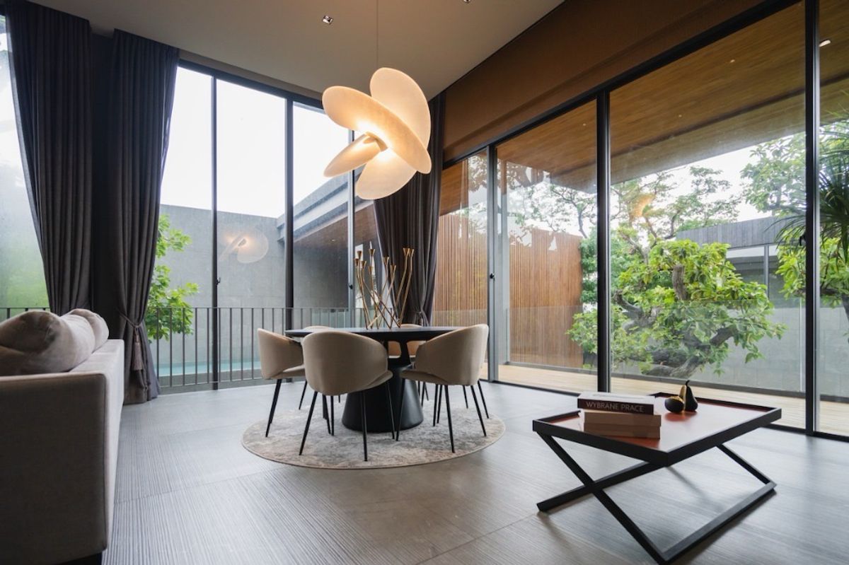 ขายบ้านโชคชัย4 ลาดพร้าว71 : 📢👇 ขายบ้านหรู  3 ชั้น พร้อมลิฟต์ และ สระว่ายน้ำ  สวนกลางบ้าน พร้อมม่านน้ำตก ทำเลดี เงียบสงบ เดินทางสะดวก ใกล้ทางด่วน 