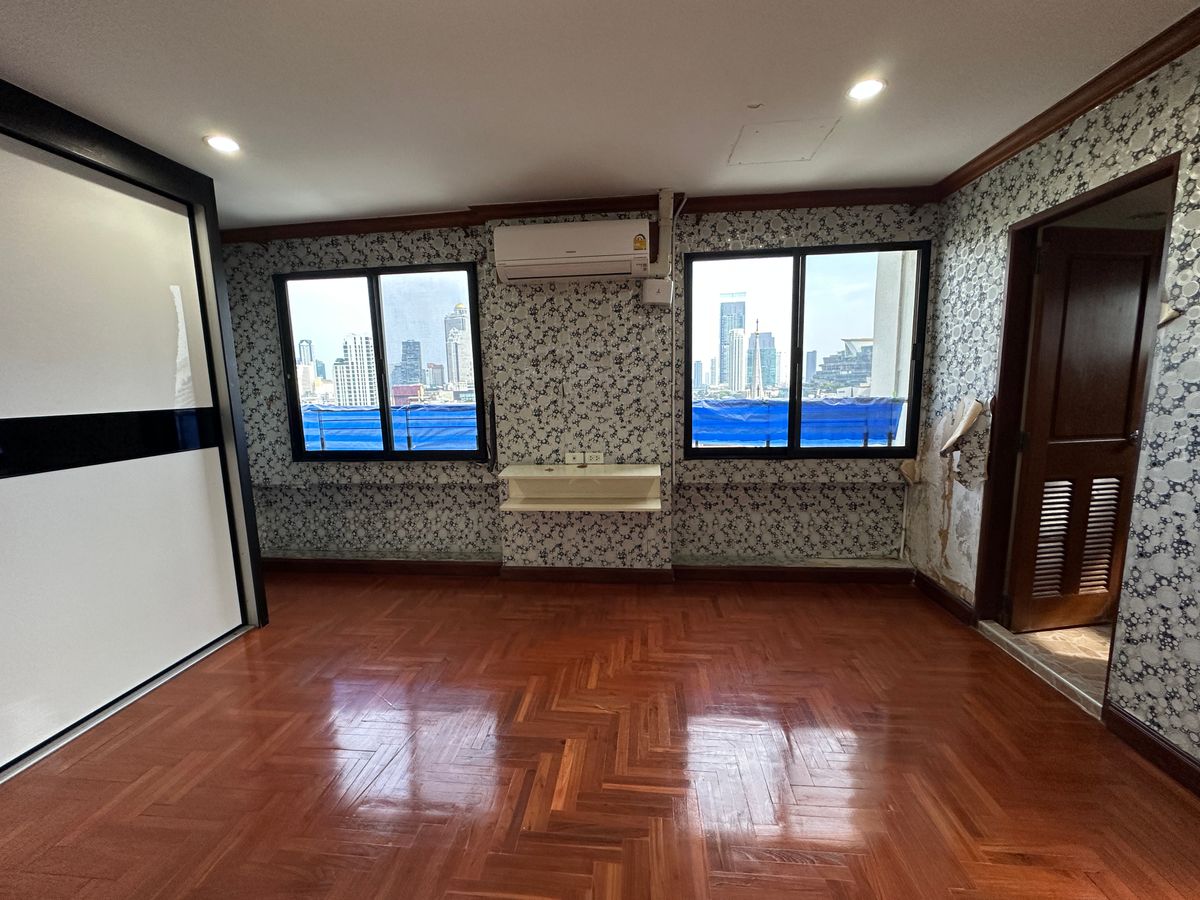 For SaleCondoSilom, Saladaeng, Bangrak : ✨ Siphaya River View – Luxury Riverside Condo Spacious 3-bedroom unit with private parking, perfect for families. Prime location with easy access — just 900 meters to MRT Hua Lamphong.