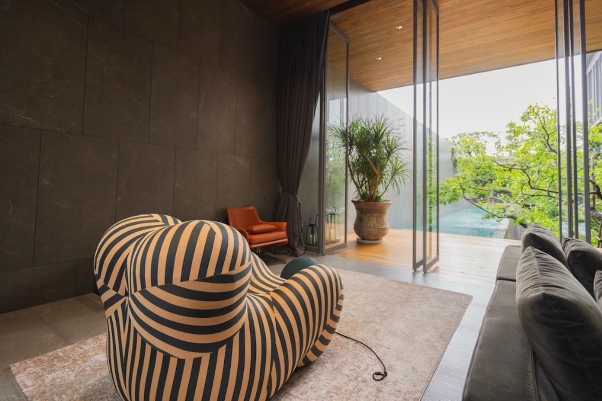 ขายบ้านโชคชัย4 ลาดพร้าว71 : 📢👇 ขายบ้านหรู  3 ชั้น พร้อมลิฟต์ และ สระว่ายน้ำ  สวนกลางบ้าน พร้อมม่านน้ำตก ทำเลดี เงียบสงบ เดินทางสะดวก ใกล้ทางด่วน 