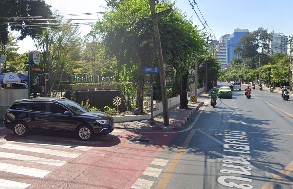 For SaleLandSukhumvit, Asoke, Thonglor : Beautiful land for sale !! Ekkamai Soi 10, area 350 square wah, special selling price of only 500,000 baht/sq.w.