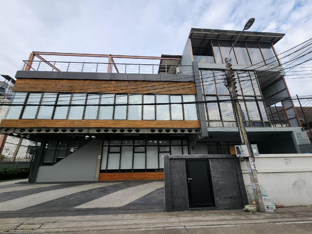 For RentOfficeChaengwatana, Muangthong : Office near the train Office Nonthaburi The office has parking. Office, Ngamwongwan area, AF116, office for rent, office, 3 -storey building, total area of ​​700 sq.m., near the Ministry of Public Health