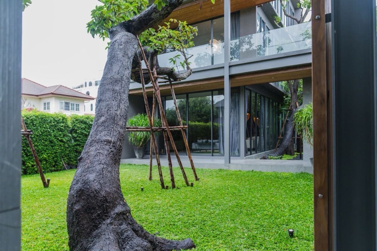 ขายบ้านโชคชัย4 ลาดพร้าว71 : 📢👇 ขายบ้านหรู  3 ชั้น พร้อมลิฟต์ และ สระว่ายน้ำ  สวนกลางบ้าน พร้อมม่านน้ำตก ทำเลดี เงียบสงบ เดินทางสะดวก ใกล้ทางด่วน 