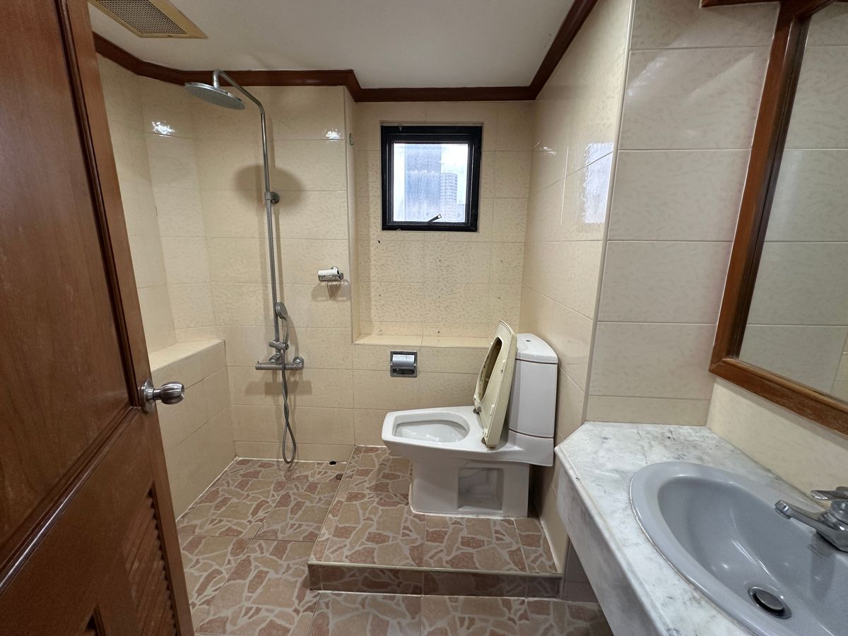 For SaleCondoSilom, Saladaeng, Bangrak : ✨ Siphaya River View – Luxury Riverside Condo Spacious 3-bedroom unit with private parking, perfect for families. Prime location with easy access — just 900 meters to MRT Hua Lamphong.