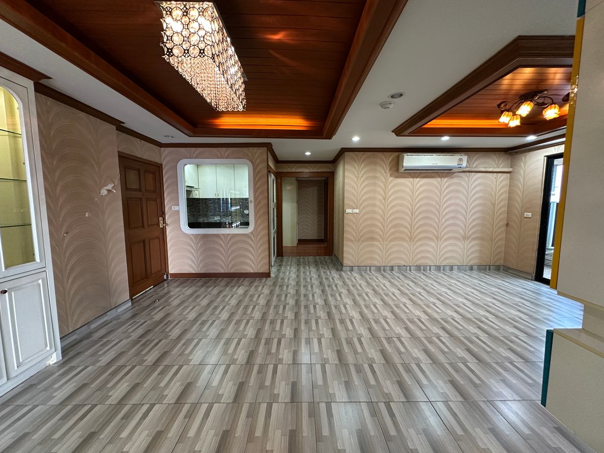 For SaleCondoSilom, Saladaeng, Bangrak : ✨ Siphaya River View – Luxury Riverside Condo Spacious 3-bedroom unit with private parking, perfect for families. Prime location with easy access — just 900 meters to MRT Hua Lamphong.