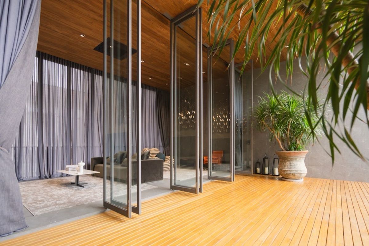 ขายบ้านโชคชัย4 ลาดพร้าว71 : 📢👇 ขายบ้านหรู  3 ชั้น พร้อมลิฟต์ และ สระว่ายน้ำ  สวนกลางบ้าน พร้อมม่านน้ำตก ทำเลดี เงียบสงบ เดินทางสะดวก ใกล้ทางด่วน 