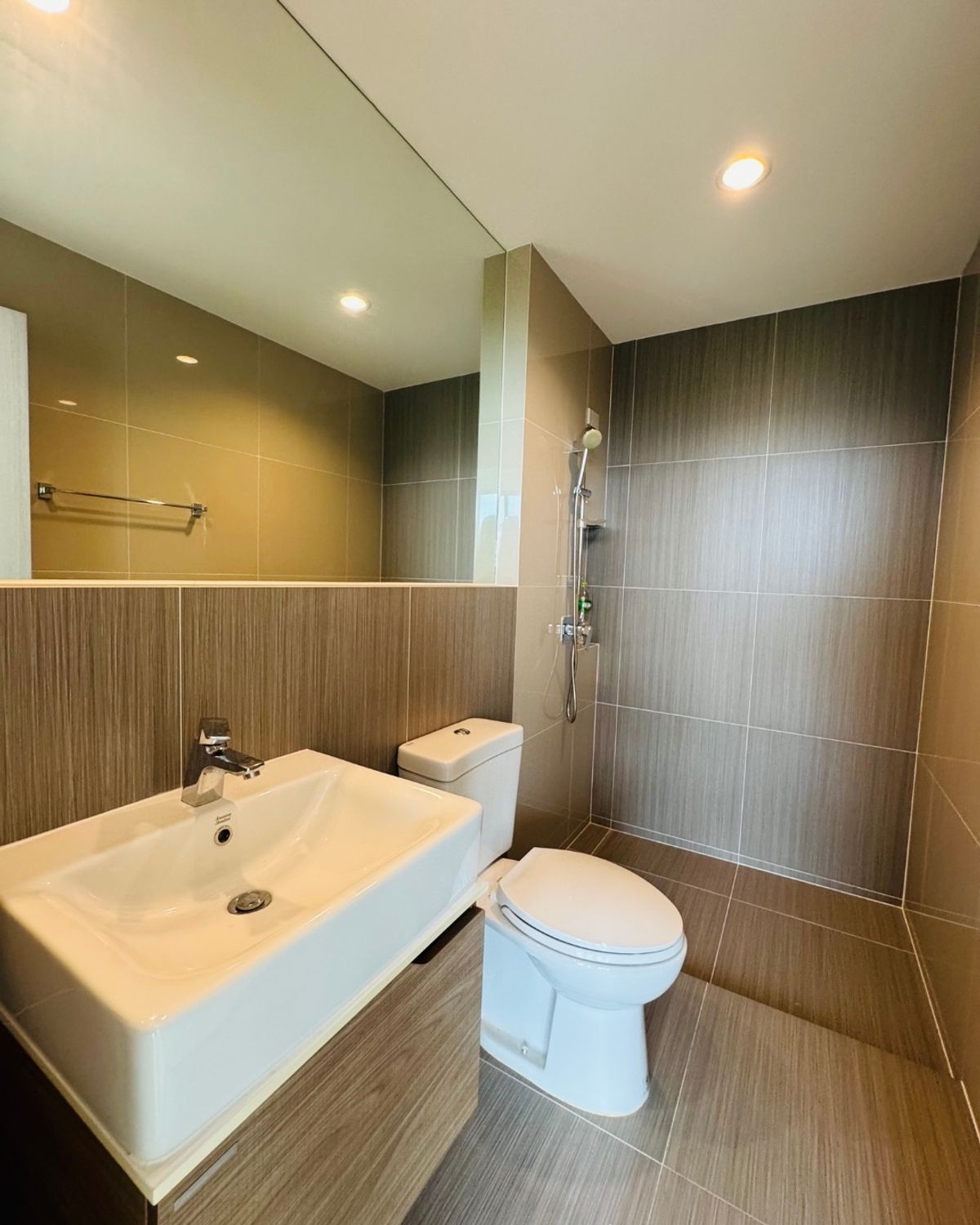 For SaleTownhomePattanakan, Srinakarin : Urgent sale! Nirvana Define corner townhome, Srinakarin - Rama 9 project, next to the main road, Krungthep Kreetha, convenient to travel near the city near the sky train!  Big house Type C - Define230 • 3.5 Townhome, Land Area 31.9 sq.w. Usable area 230 s