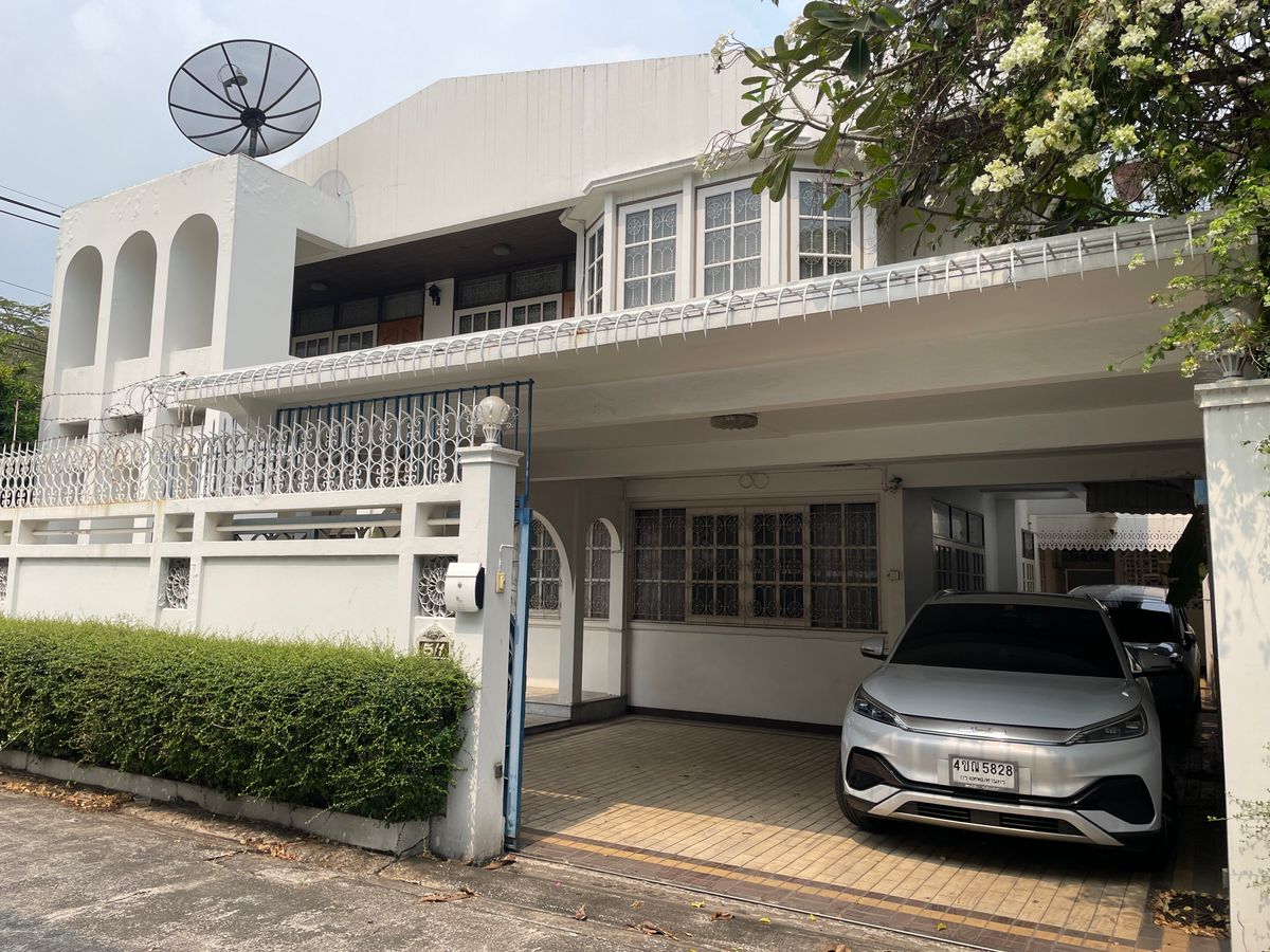 ให้เช่าโฮมออฟฟิศสาทร นราธิวาส : บ้านเดี่ยว 2 ชั้นสำหรับพักอาศัยหรือโฮมออฟฟิสขนาดประมาณ 300 ตรมมี 5 ห้องนอน
