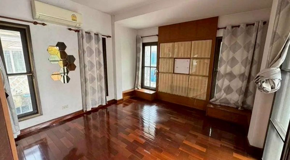 ขายบ้านมีนบุรี-ร่มเกล้า : ขายบ้านเดี่ยว 𝟮 ชั้น มบ.จันทร์บัวสวย 𝟱𝟬 ตารางวา 𝟯 ห้องนอน ติดถนนสุวินทวงศ์ แขวงแสนแสบ เขตมีนบุรี กรุงเทพมหานคร