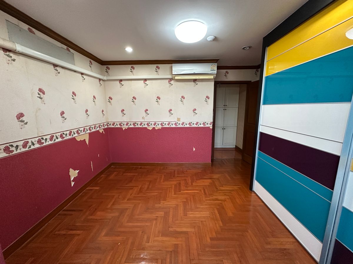 For SaleCondoSilom, Saladaeng, Bangrak : ✨ Siphaya River View – Luxury Riverside Condo Spacious 3-bedroom unit with private parking, perfect for families. Prime location with easy access — just 900 meters to MRT Hua Lamphong.