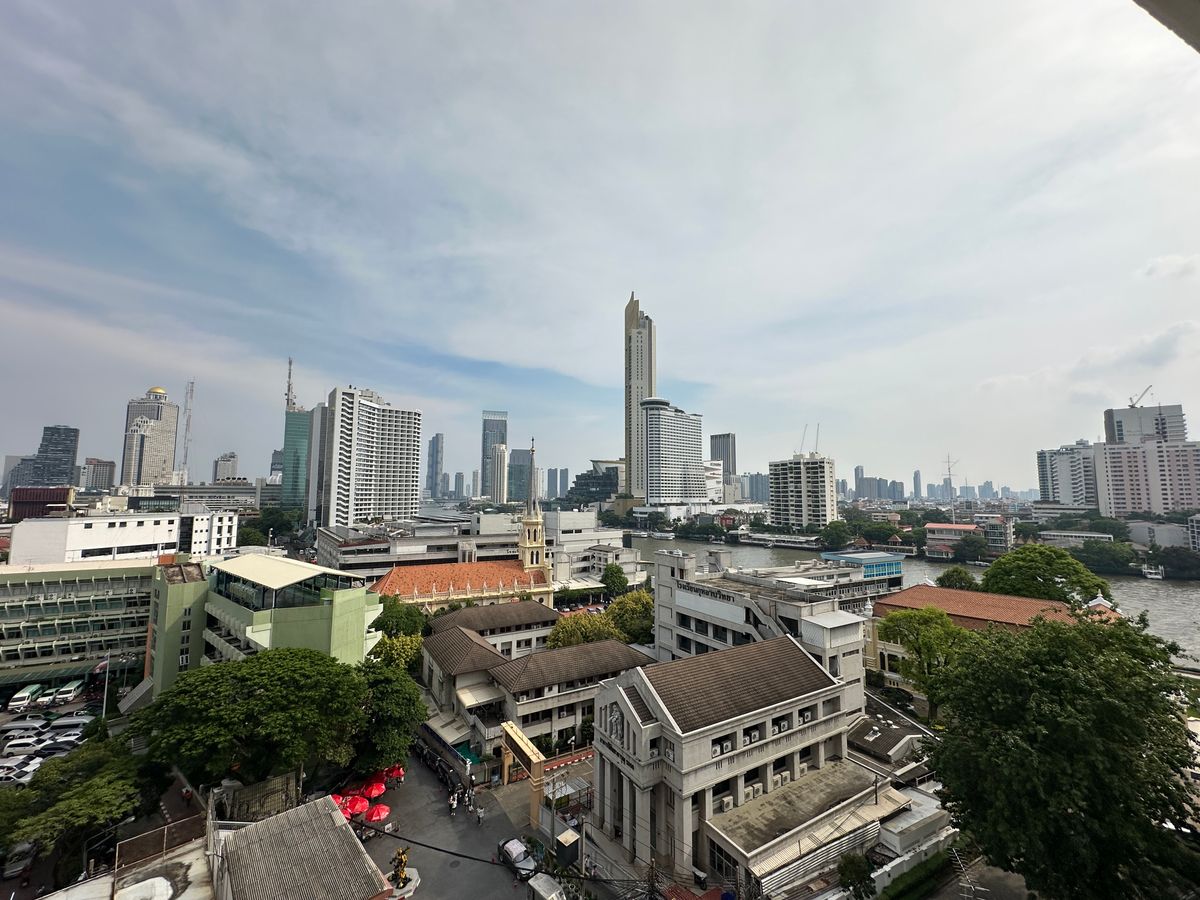 For SaleCondoSilom, Saladaeng, Bangrak : ✨ Siphaya River View – Luxury Riverside Condo Spacious 3-bedroom unit with private parking, perfect for families. Prime location with easy access — just 900 meters to MRT Hua Lamphong.